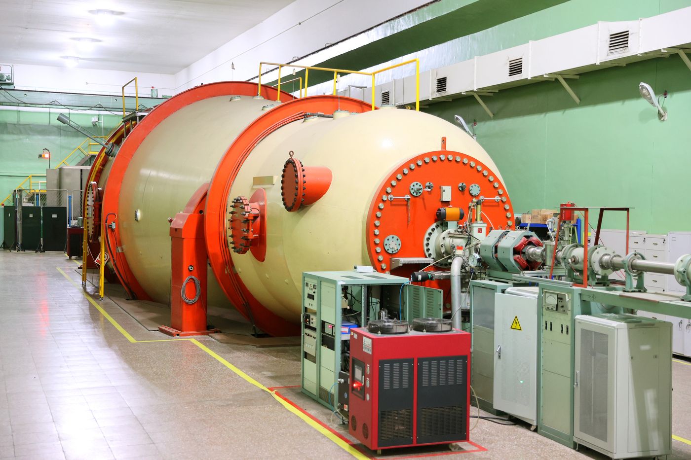BRIF 100 MeV proton cyclotron hall